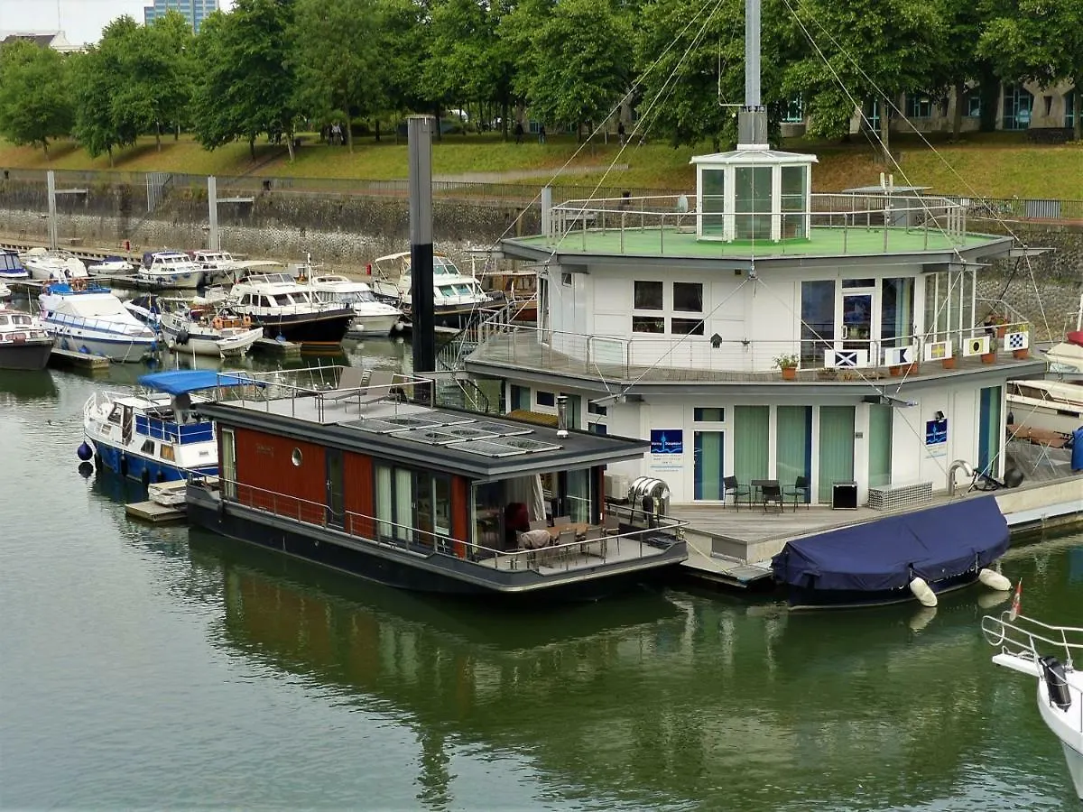 Cruisinghome Medienhafen デュッセルドルフ ドイツ